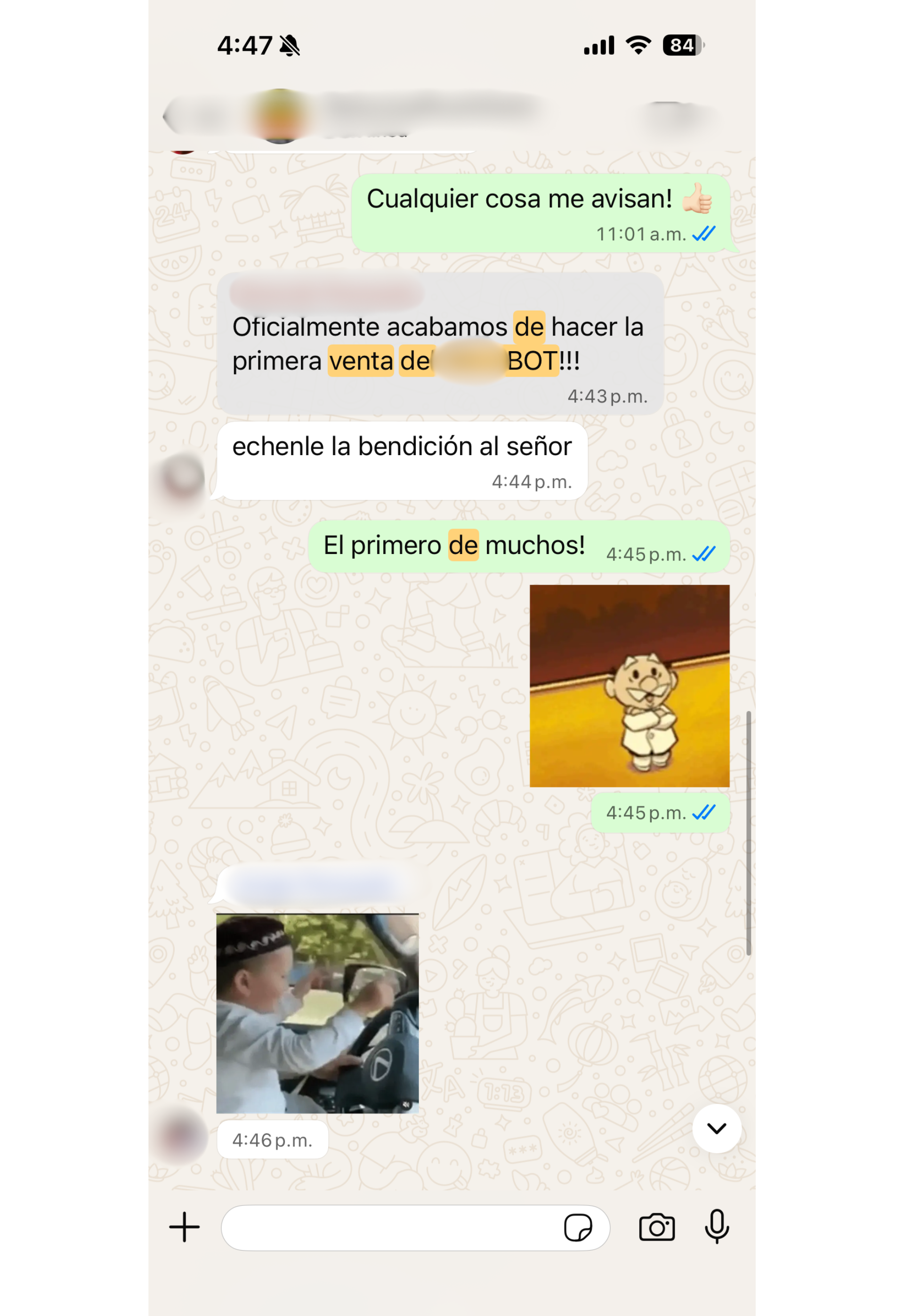 Equipo celebrando la primera venta real del chatbot